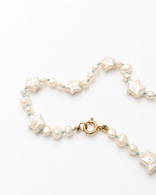 Sorsa Jewellery Pearl bracelet with a gold clasp on a white background